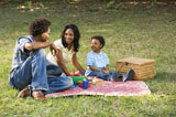 Family+picnic+in+park.