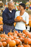 Couple+buying+pumpkin.