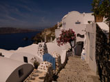 Cobblestone+pathway+in+Santorini+Greece