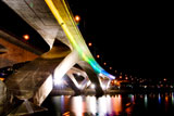It+is+a+beautiful+and+colorful+bridge.+
