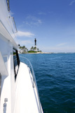 Boat+side+view+and+Florida+Lighthouse+blue+sea+