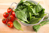 Strainer+with+spinach+leaves+and+tomatoes