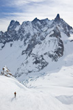 Male+skier+moving+down+in+snow+powder%2C+in+background+the+dent+du+giant+and+the+Grandes+Jourasses%3B+envers+du+plan%2C+vall%3F%C2%A8e+blanche%2C+Chamonix%2C+Mont+Blanc+massif%2C+France%2C+Europe.+