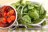 Fresh+spinach+leaves+with+tomatoes