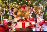 +Holiday+table+setting+with+red+ribbon+gift