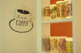 Fresh+Coffee+Sign+and+State+Themed+Cups+on+Shelf
