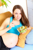 pregnant+girl+eats+fresh+vegetables