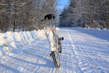 old+bicycle+on+winter+to+road