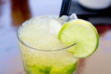 Cocktail+mojito+ice+lemon+straws+in+tropical+beverage