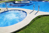 blue+jet+spa+pool+in+green+grass+garden+outdoor+dayspa