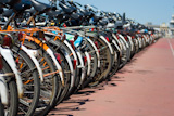 bikes,parked,in,the,centre,of,amsterdam,,netherlands