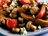 Close-up+of+mushrooms+with+tomatoes+and+toast+on+a+tray
