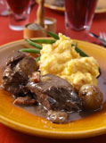 Close-up+of+beef+with+mashed+potatoes+and+green+beans+on+a+plate