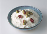 Close-up+of+a+bowl+of+yogurt+topped+with+pistachios