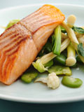 Close-up+of+grilled+salmon+with+Green+onions+on+a+plate