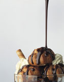 Close-up+of+chocolate+dripping+on+profiteroles