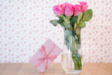 Bouquet,of,pink,roses,with,pink,gift
